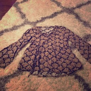 Adorable flowy long sleeve blouse